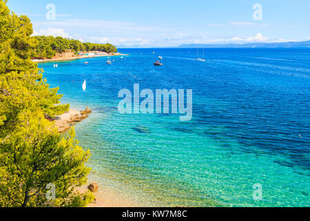 Vue de la jetée sur la belle plage de la ville de Bol, Île de Brac, Croatie Banque D'Images