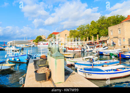 PORT DE BOL, île de Brac - Sep 10, 2017 : Avis de Bol port avec bateaux de pêche colorés, île de Brac, Croatie. Banque D'Images