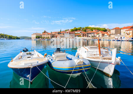 Les bateaux de pêche typiques de port d'amarrage à Milna, île de Brac, Croatie Banque D'Images