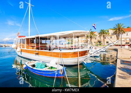 L'ancrage des bateaux de pêche dans le magnifique port Sutivan, île de Brac, Croatie Banque D'Images