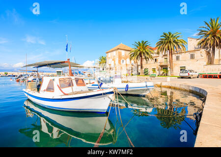 Bateau de pêche dans le port d'ancrage belle Sutivan, île de Brac, Croatie Banque D'Images