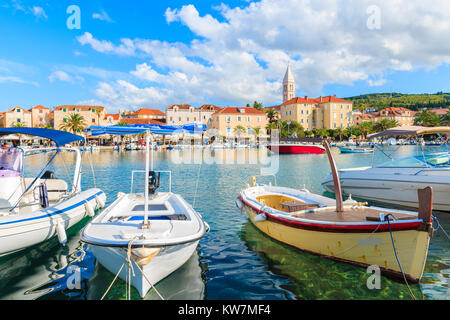 Bateaux de pêche colorés au port de Supetar, île de Brac, Croatie Banque D'Images