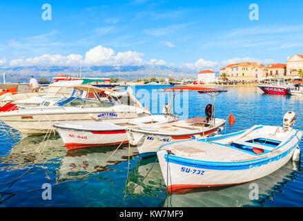 PORT DE SUPETAR, CROATIE - Sep 12, 2017 : Avis de Supetar port avec ses maisons colorées et bateaux, île de Brac, Croatie. Banque D'Images