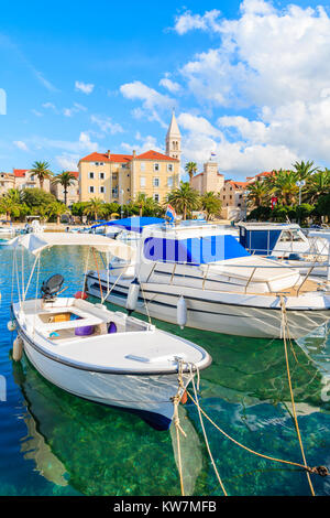 Bateaux de pêche colorés au port de Supetar, île de Brac, Croatie Banque D'Images