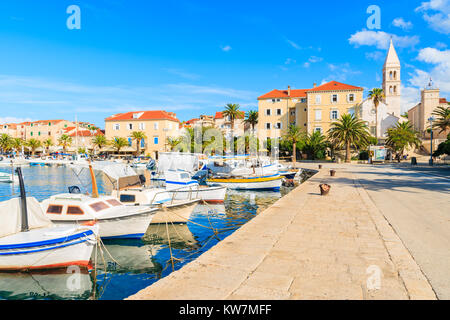 Bateaux de pêche colorés au port de Supetar, île de Brac, Croatie Banque D'Images