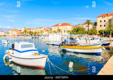 Bateaux de pêche colorés au port de Supetar, île de Brac, Croatie Banque D'Images