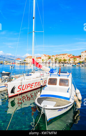 PORT DE SUPETAR, CROATIE - Sep 12, 2017 : Avis de Supetar port avec ses maisons colorées et bateaux, île de Brac, Croatie. Banque D'Images