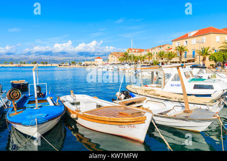 PORT DE SUPETAR, CROATIE - Sep 12, 2017 : Avis de Supetar port avec ses maisons colorées et bateaux, île de Brac, Croatie. Banque D'Images