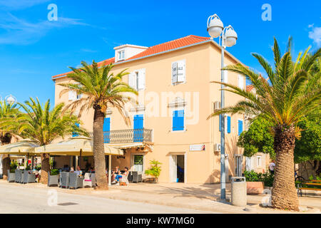 PORT DE SUPETAR, CROATIE - Sep 12, 2017 : maison typique avec restaurant à Supetar port durant la fin de l'après-midi d'été, île de Brac, Croatie. Banque D'Images