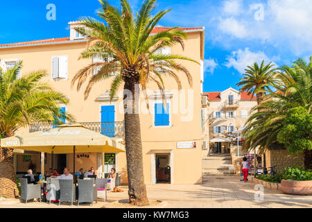 PORT DE SUPETAR, CROATIE - Sep 12, 2017 : maison typique avec restaurant à Supetar port durant la fin de l'après-midi d'été, île de Brac, Croatie. Banque D'Images