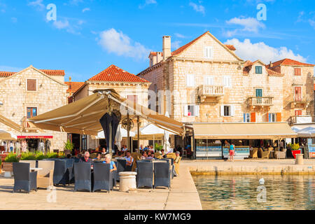 PORT DE SUPETAR, CROATIE - Sep 12, 2017 : les gens manger dans restaurant à Supetar port durant la fin de l'après-midi d'été, île de Brac, Croatie. Banque D'Images