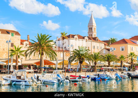 PORT DE SUPETAR, CROATIE - Sep 12, 2017 : Avis de Supetar port avec bateaux et maisons colorées, sur l''île de Brac, Croatie. Banque D'Images