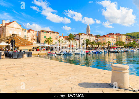 PORT DE SUPETAR, île de Brac - Sep 12, 2017 : Pier à Supetar port avec ses maisons colorées et bateaux, île de Brac, Croatie. Banque D'Images