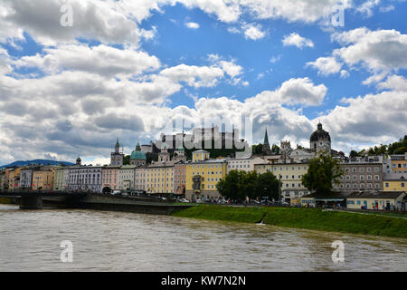 Salzbourg, Autriche - 25 juillet, 2017. Salzbourg vue depuis Makartsteg pont sur la Salzach Salzbourg en Autriche, Banque D'Images