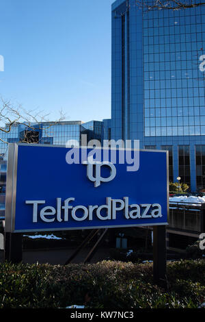 Telford, Shropshire, Royaume-Uni, 14 Décembre 2017 : Telford Plaza signer en hiver avec les immeubles de bureaux dans l'arrière-plan au centre-ville de Telford i Banque D'Images