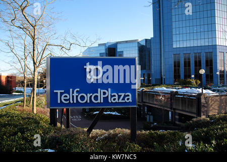 Telford, Shropshire, Royaume-Uni, 14 Décembre 2017 : Telford Plaza signer en hiver avec les immeubles de bureaux dans l'arrière-plan au centre-ville de Telford i Banque D'Images