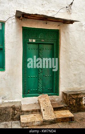 Les portes de style typiquement arabe avec porte sculptée à Stone Town, UNESCO World Heritage Site, Zanzibar, Tanzania, Africa Banque D'Images