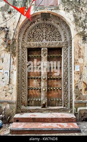 Les portes de style typiquement arabe avec porte sculptée à Stone Town, UNESCO World Heritage Site, Zanzibar, Tanzania, Africa Banque D'Images