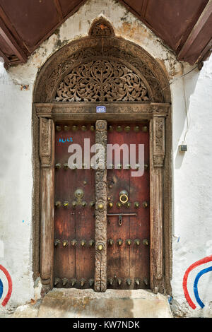 Les portes de style typiquement arabe avec porte sculptée à Stone Town, UNESCO World Heritage Site, Zanzibar, Tanzania, Africa Banque D'Images