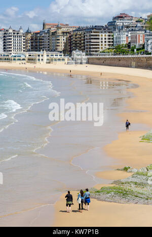 Les gens sur la plage au printemps sur la Playa de la Concha, San Sebastian, Espagne Banque D'Images