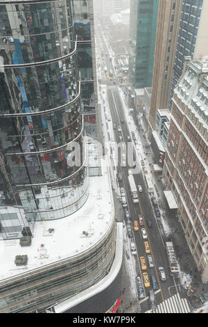 New York, NY - 30 décembre 2017 : vue sur la 42e rue, entre Broadway et la 6ème avenue au cours de jour de neige Banque D'Images