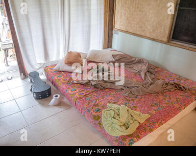 Vintage styles de chambre avec lit défait dans un état de désordre resort en Thailande Banque D'Images