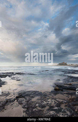 Château de Bamburgh en fin de soirée au coucher du soleil Banque D'Images