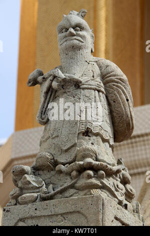 Pierre chinois vieil homme près de wat Bowonniwet stupa, Bangkok, Thaïlande Banque D'Images