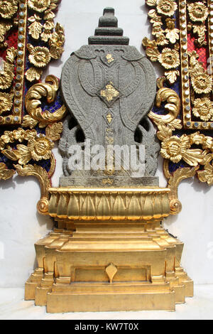 Sema en pierre sur le mur de temple Wat Bowonniwet en blanc, Bangkok, Thaïlande Banque D'Images