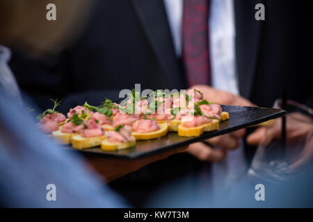 Garden party de mariage réception avec des canapés servis aux clients à Taunton Banque D'Images