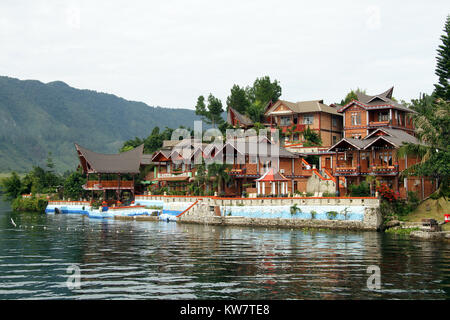 Grand hôtel sur l'île de Samosir Lac Toba, en Indonésie Banque D'Images