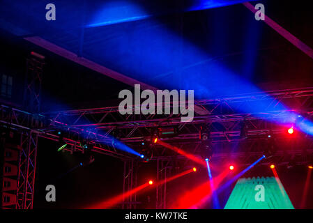 Stage lights et de projecteurs sur la construction en métal lors d'un concert Banque D'Images