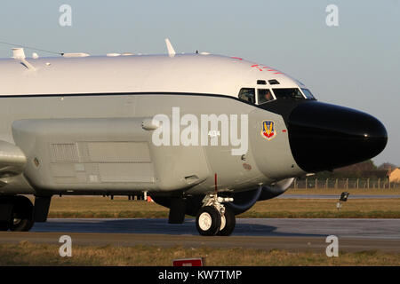 USAF RC-135W déployées au sol pour le départ juste après l'aube à RAF Mildenhall pour un vol de reconnaissance en Europe de l'Est. Banque D'Images