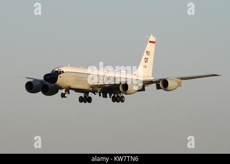 USAF RC -135W sur l'approche à RAF Suffolk après une période de Noël vol de reconnaissance vers le bas dans l'Europe de l'Est. Banque D'Images