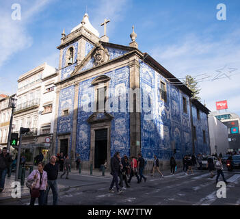 Carreaux portugais bleu emblématique sur un bâtiment dans le centre-ville de Porto Banque D'Images