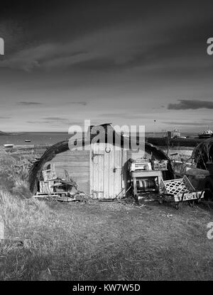 Tournée vers le vieux bateaux Hareng utilisés comme magasins de pêcheurs sur l'île de Lindisfarne sur la côte de Northumbrie, UK,GO, en Angleterre. Banque D'Images