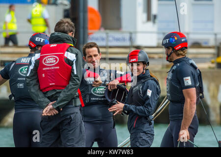 La duchesse de Cambridge déclinée pour l'appareil photo tout en parlant à Sir Ben Ainslie et ses collègues au cours d'une visite à Portsmouth, Royaume-Uni le 20 mai 2016. Banque D'Images