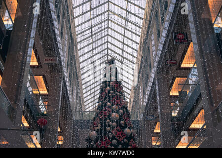 Arbre de Noël dans un centre commercial avec des lumières Banque D'Images