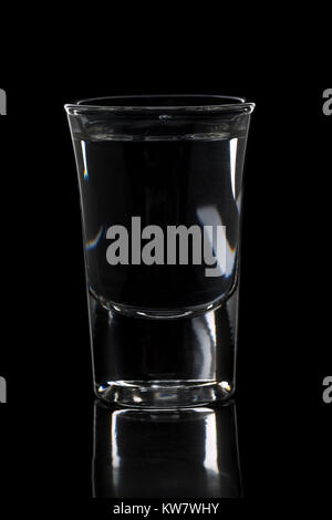 Alcool fort allemand schnaps Korn en verre sur fond noir Banque D'Images