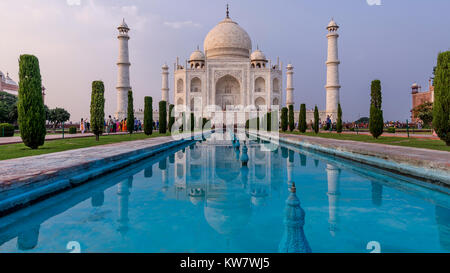 La fin de l'après-midi la lumière sur Taj Mahal, Agra, Uttar Pradesh, Inde Banque D'Images