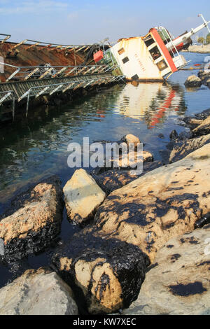 Fuite d'huile sur les naugrages chaviré sur les rives du Bosphore, Istanbul, Turquie. Banque D'Images