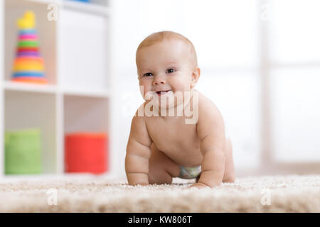 Joli bébé rampant en couche portés par... Banque D'Images