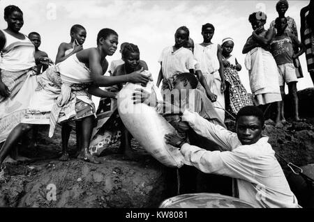 Au cours de graves inondations au Mozambique en mars 2000, les collectivités en détresse sur la rivière Save, Inhabane Province, la terre les fournitures transférées par des bénévoles dans des petits bateaux de vitesse. Banque D'Images