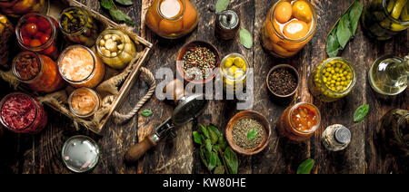 Divers Légumes et champignons en conserve avec seamer et épices. Sur un fond de bois. Banque D'Images