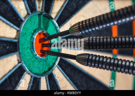 Trois fléchettes dans bull's eye, Close up Banque D'Images