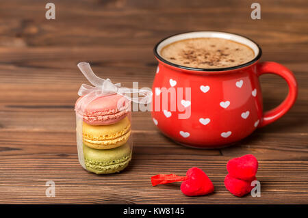 Dessert gâteau macarons français attaché du ruban, tasse de café et coeur rouge, St Valentines Day concept Banque D'Images