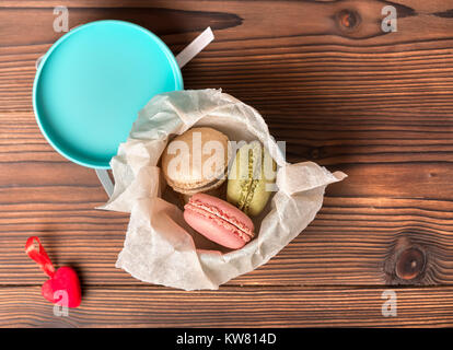 Vue de dessus du gâteau macarons dessert français en boite cadeau sur fond de bois, copy space Banque D'Images