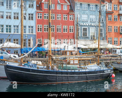 Vieux bateau en bois dans la région de Nyhavn, un quartier du port du 17ème siècle dans le centre de Copenhague et une attraction touristique populaire et de divertissement. Banque D'Images