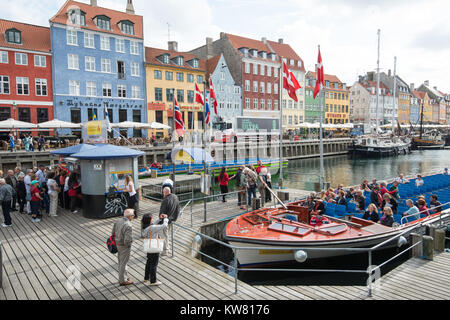 Excursion en bateau dans la région de Nyhavn, un quartier du port du 17ème siècle dans le centre de Copenhague et en ce moment une attraction touristique populaire Banque D'Images