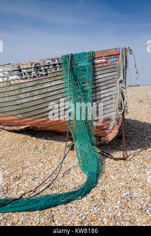 Un bateau sur la plage de galets à près de Lydd dormeur dans le Kent Banque D'Images